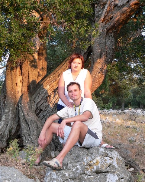 Jaz in Špela na dopustu na Pagu. slika je iz izleta v Lun, kjer rastejo tisočletne oljke.
