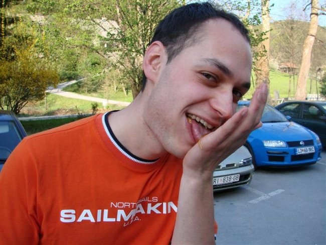 Na konc se mi ni dal več pisat... sam gey en!