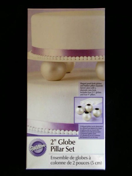 Wilton Globe Pillar Set - 5 cm
v kompletu so 
- 4 kroglice (5 cm)
- 4 plastične palčke 