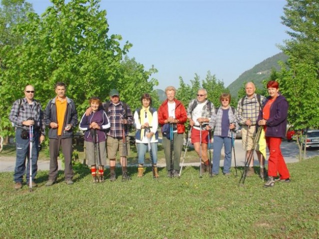 Gasilska pred začetkom pohoda na Veliko kozje. Radeče.