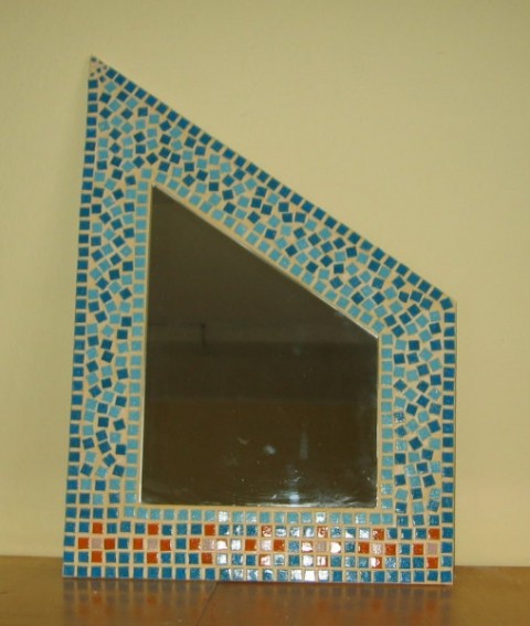 Ogledalo okrašeno z mozaičnimi stekelci