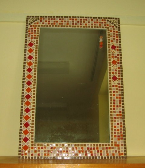 Ogledalo okrašeno z mozaičnimi ploščicami