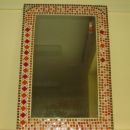 ogledalo okrašeno z mozaičnimi ploščicami
