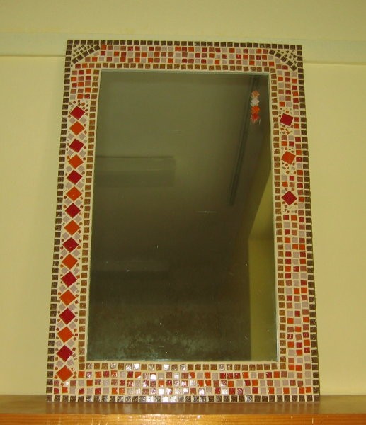 ogledalo okrašeno z mozaičnimi ploščicami