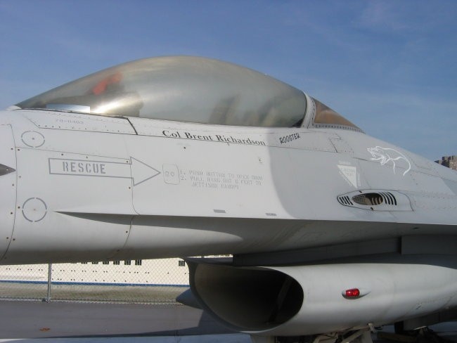 USS INTREPID - GENERAL DYNAMICS F-16 FIGHTING FALCON