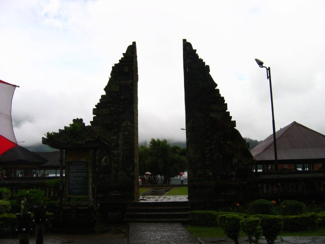 ULUN DANU BRATAN TEMPLE