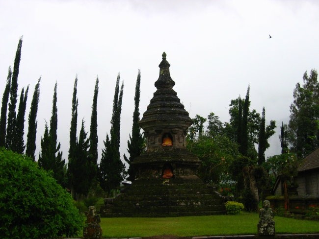 ULUN DANU BRATAN TEMPLE