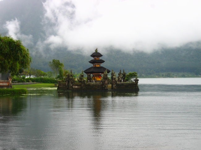 ULUN DANU BRATAN TEMPLE