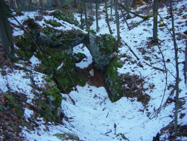 SKOZI NARAVNA VRATA IN POGLED NAZAJ