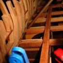 vsak tram je pritrjen v rebra z kovinskim žebljem