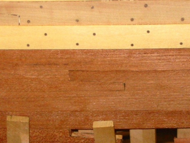 Detajl stika dveh plank in začepljanja le teh
