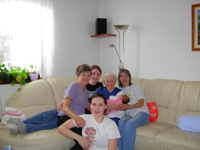 Štiri generacije žensk po mamičini strani.