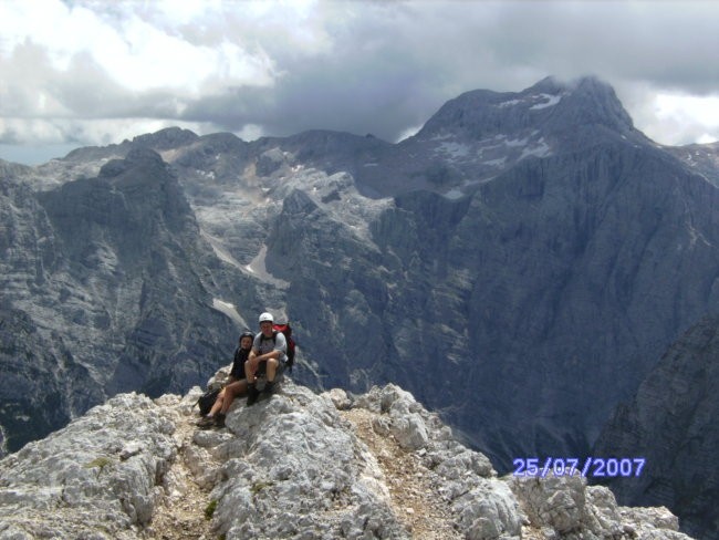 mia in boštjan v ozadju triglav