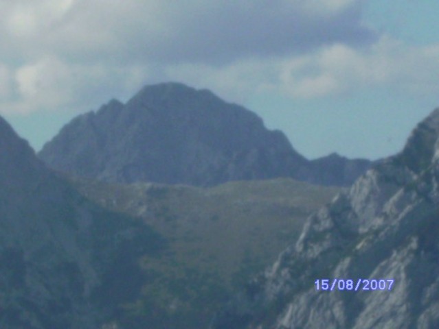 Kamniško sedlo v ozadju mrzla gora