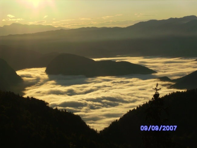 Bohinjsko jezero v megli,slikano iz komne
