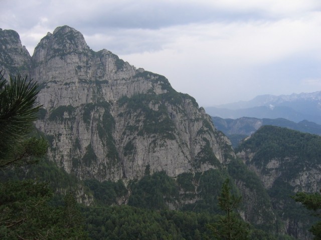 Strma poboćja gore Jovet; pot poteka po vodoravni polici na vznožju stene.
