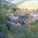 Pogled na zapuščen mlin ter kamnit most v kanjonu Karinščice