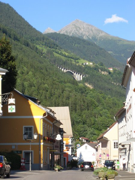 Obervellach, v ozadju okoliški očaki in vzpenjajoča se železnica proti Salzburgu