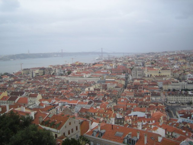 Pogled z gradu Castelo de Sao Jorge na oblačno Lizbono...