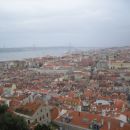 pogled z gradu Castelo de Sao Jorge na oblačno Lizbono...