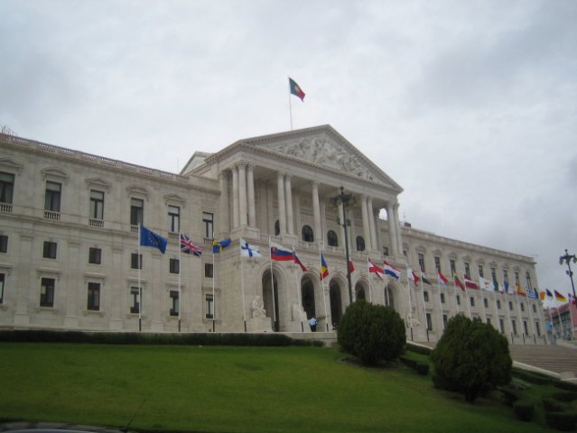 Portugalski parlament, šesta z leve pa naša zastava