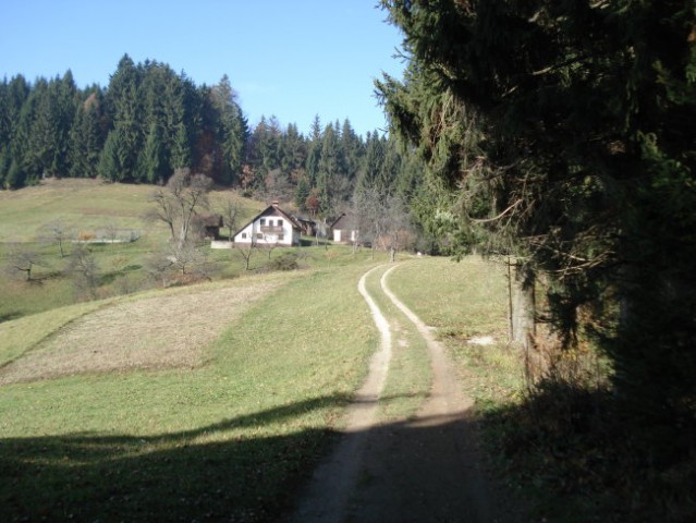 Tukaj se pripeljemo iz gozda na travnik in z tem tudi na prvo kmetijo.Peljemo se kar skozi