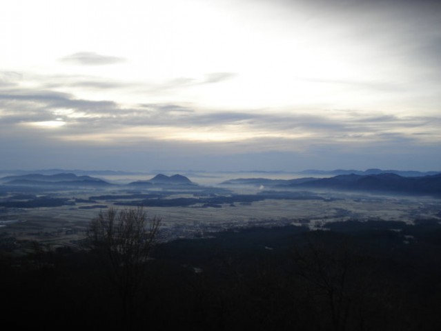Pogled proti Šmarni in Ljubljani ki je bila v megli