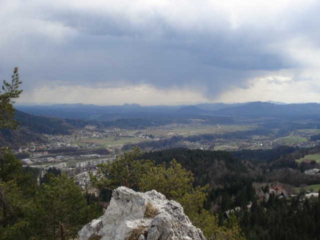 Pogled proti Kranju , in proti Šmarni gori .