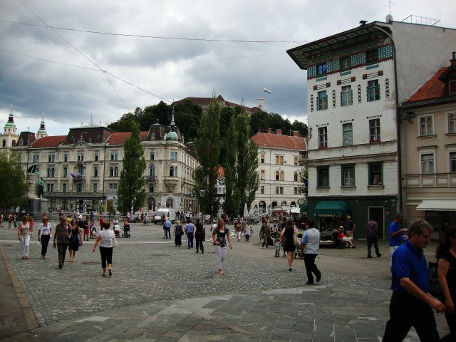 Prešernov trg. Pogled na tromostovje, in Ljubljanski grad. 