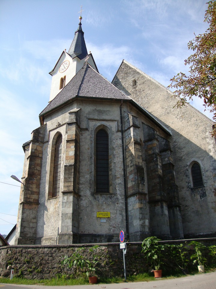Dvor, gotska cerkev iz leta 1526 pnš.