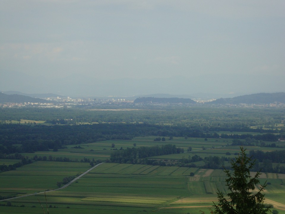 Pogled iz Sv.Ane, na mesto Ljubljana. Tukaj sem uporabil nekaj ZUUMA.