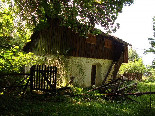 Stara zapuščena hiška, med vzponom, na Davovec. 
