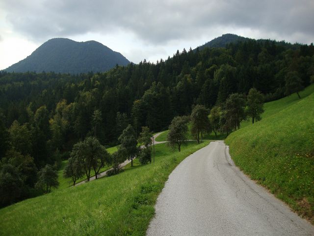 Pogled na cesto in Lubnik levo