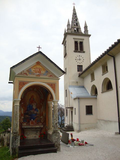 Kaplica, in nenavaden zvonik na cerkvi