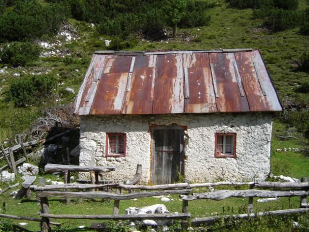 Pastirska koča ob poti na Kalški greben