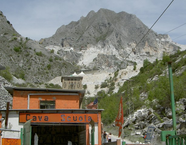 Carrara - Fantiscritti kamnolom marmorja - prizorišče novega James Bonda (zgoraj šotori od