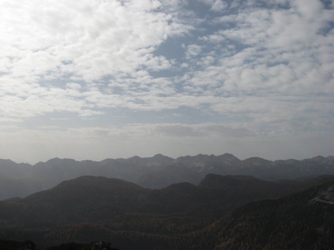 Venec Bohinjskih gora na obzorju