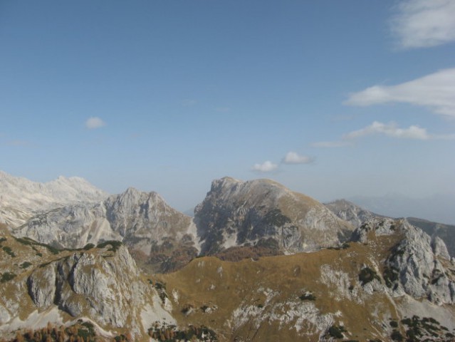 Greben in vrh Jezerskega stoga, obilni Tosc, levo od njega pa Veliki Draški vrh