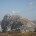 Tosc malo približan. Na njegovem pobočju spodaj se vidi steza proti Velemu polju