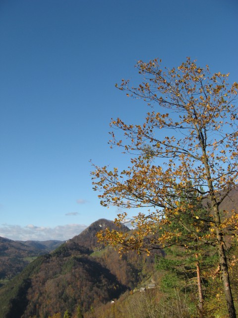 Še en razgled s poti proti vasici Čimerno, ki leži pod Nebeško goro.