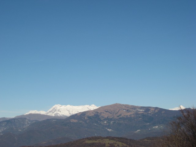 Z vrha Korade: Kaninsko pogorje, spredaj Matajur, desno zadaj kuka Krn