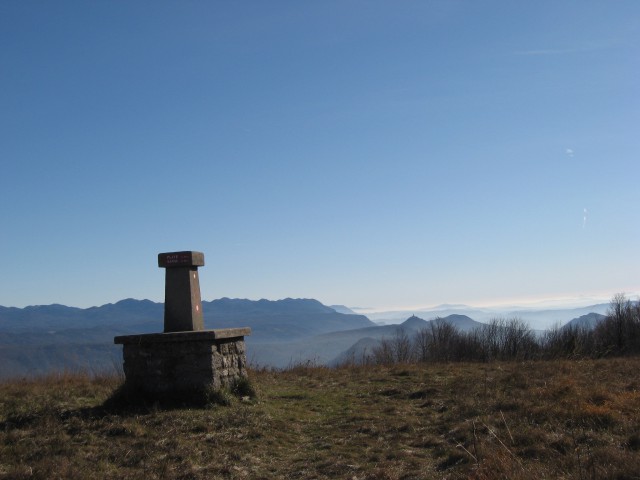 Kamnito obeležje vrha