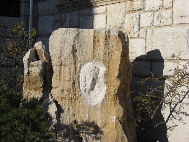 Relief v skali na dvorišču cerkve