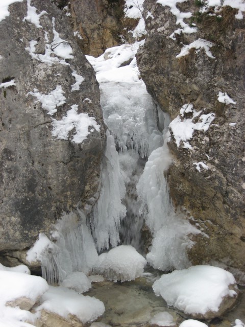 Ob potoku je obilo zimskih prizorov z zmrznjeno vodo