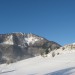 Začetek poti v Gorenji Žetini, pogled na današnji cilj: Blegoš