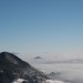 Vrh Lubnika s kočo kuka iz meglenega morja