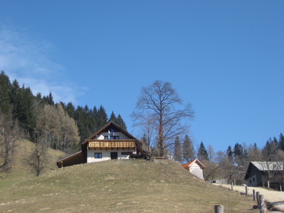Dom na Čreti (870 m), iz Vranskega slabi 2 uri. Desno se vidi del kmetije pri Španu (žlaht