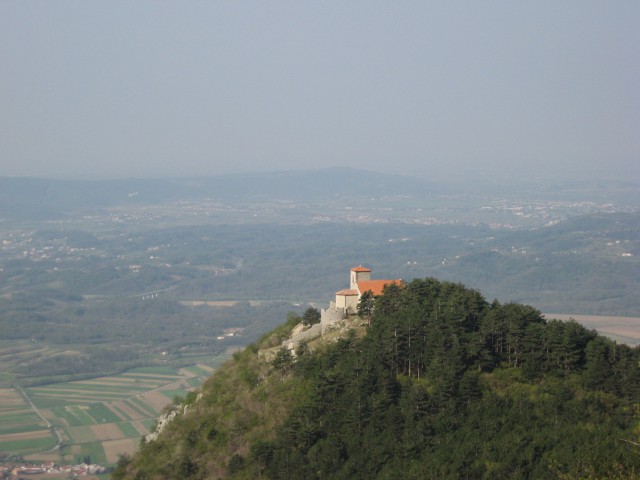 Pogled z Napoleonove ceste na Vitovsko cerkev