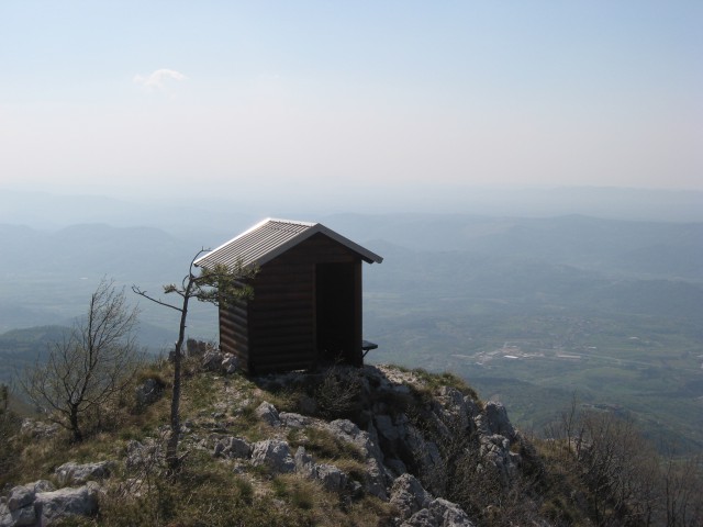 Na neverjetni lokaciji postavljeno lovsko zavetišče - kot bi viselo v zraku - razgledi!