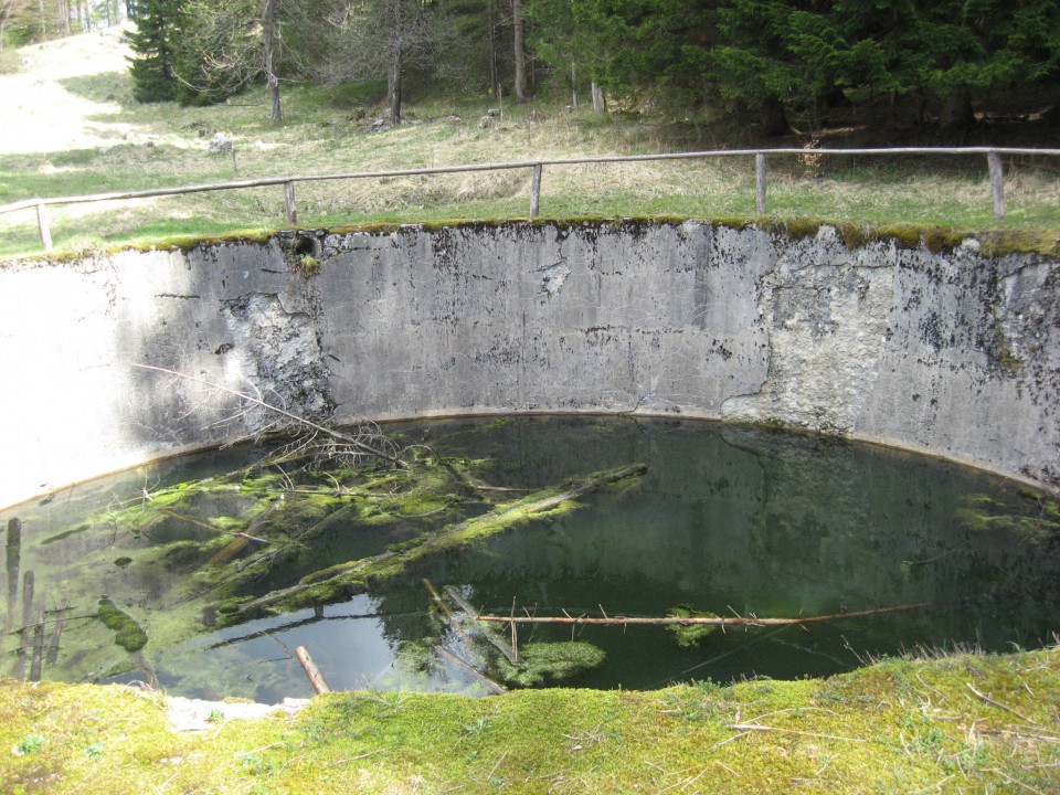 Eden od dveh bazenov za zbiranje vode za potrebe nekdanje žage